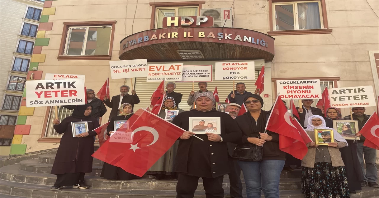 Diyarbakır annelerinin evlat nöbetine iki aile daha katıldı