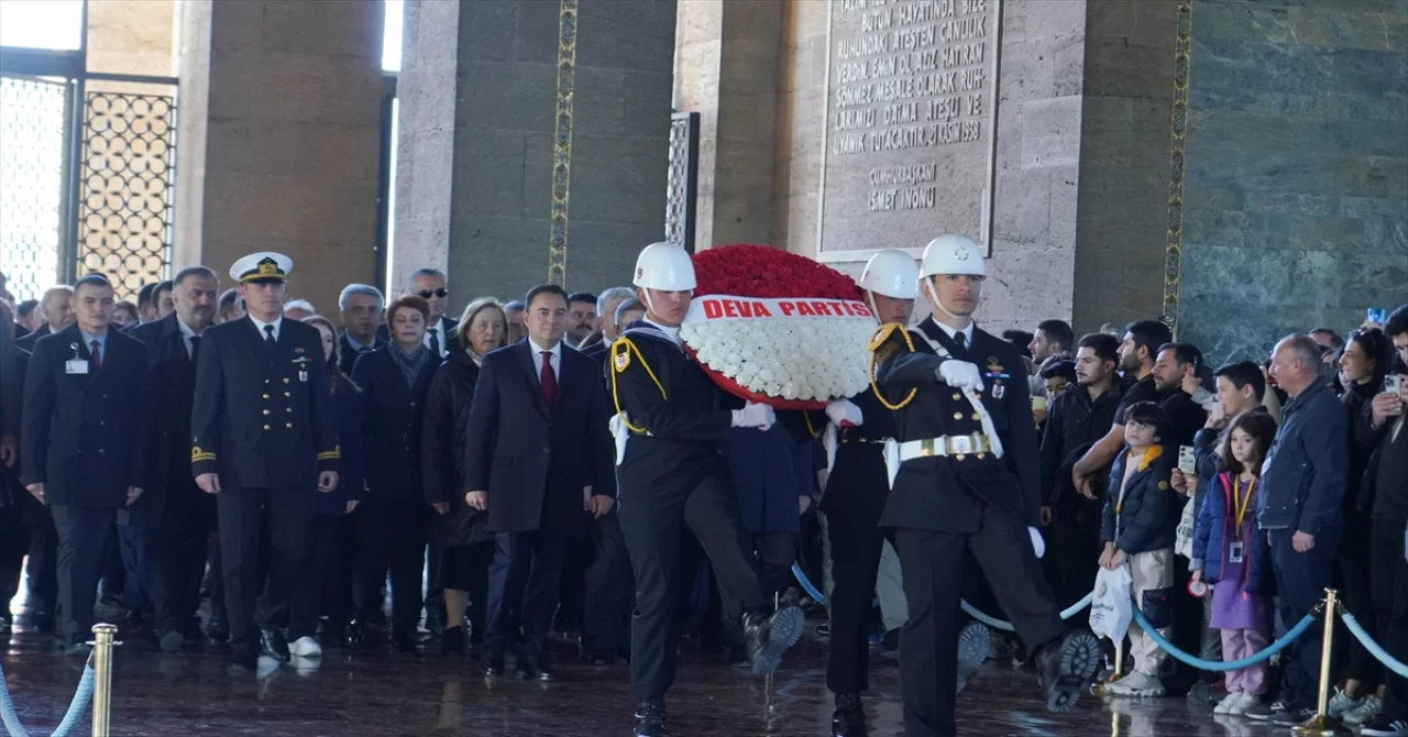 DEVA Partisi Genel Başkanı Babacan ve partililer Anıtkabir’i ziyaret etti