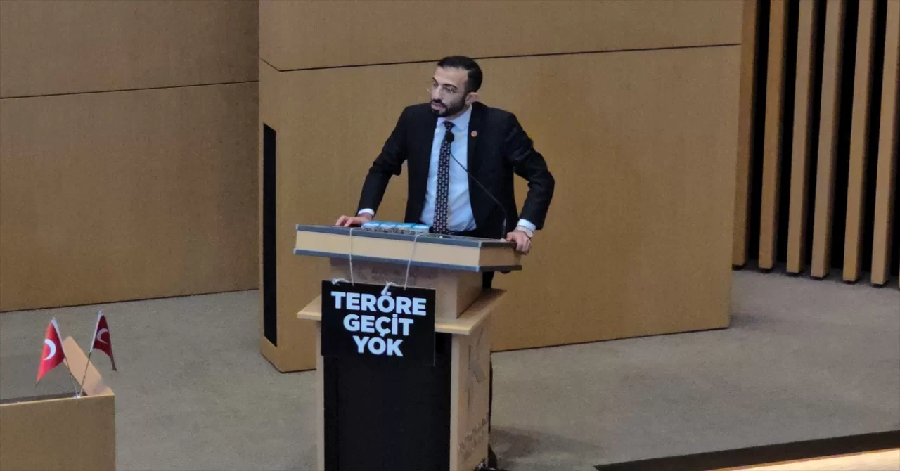 Küçükçekmece Belediye Meclisinde AK Parti’li üyeden ”Teröre geçit yok” dövizi 