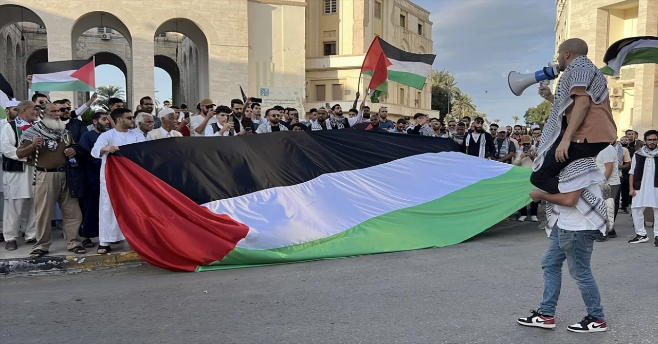 Libya’nın başkenti Trablus’taki Cezayir Meydanı’nda Gazze’ye destek gösterisi düzenledi