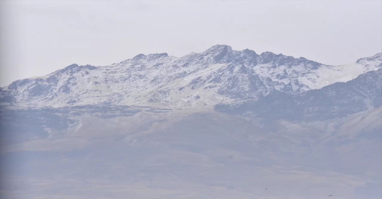 Van ile Hakkari’nin yüksek kesimlerinde kar ve sis etkili oldu