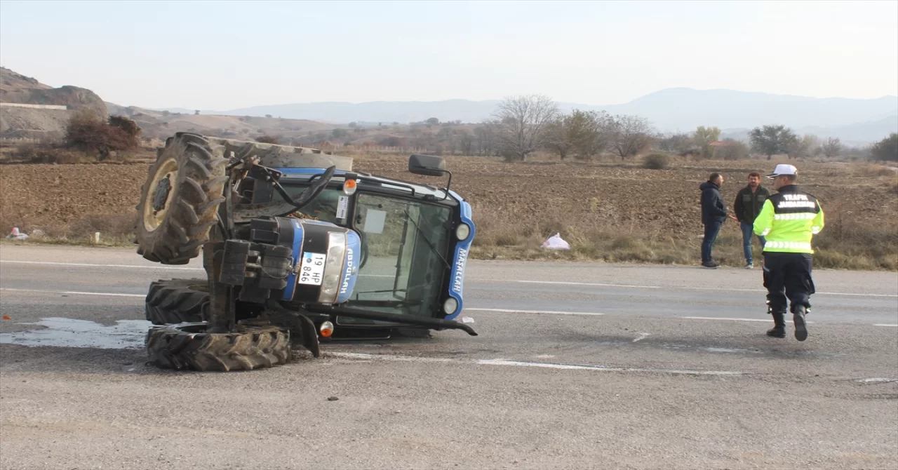 Çorum’da işçi servisi ile traktörün çarpışması sonucu 16 kişi yaralandı