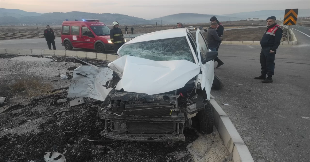 Çorum’da otomobille traktörün çarpışması sonucu 5 kişi yaralandı