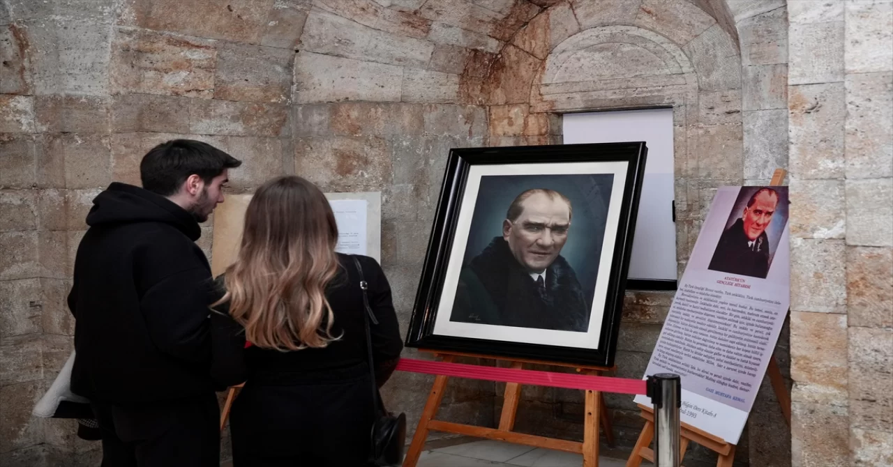 Anıtkabir’de sergilenen tarihi Atatürk portresinin orijinali merak uyandırıyor