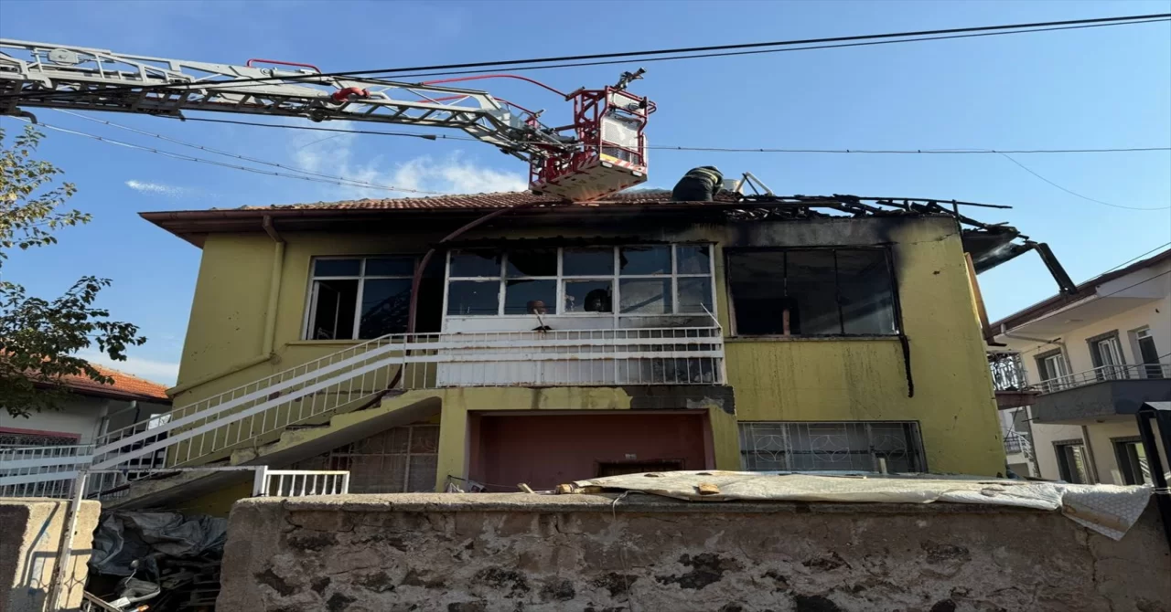 Aksaray’da iki katlı evde çıkan yangında baba ve 2 çocuğu dumandan etkilendi