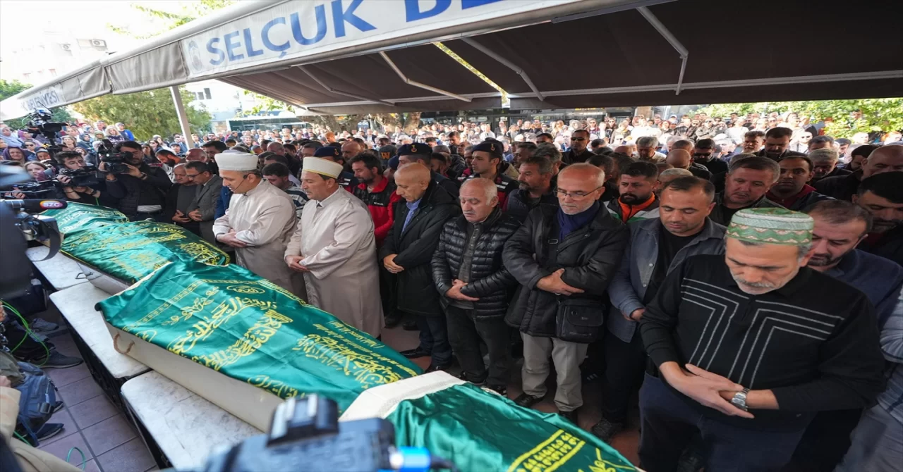 İzmir’deki yangında hayatını kaybeden 5 kardeş son yolculuklarına uğurlandı