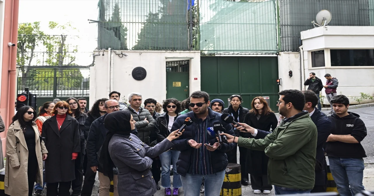 Vize mağduru öğrenciler İtalya’nın İstanbul Başkonsolosluğu önünde basın açıklaması yaptı