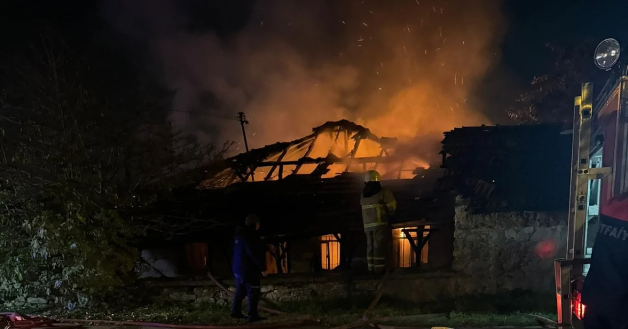 Karabük’te çıkan yangında tek katlı ev kullanılamaz hale geldi