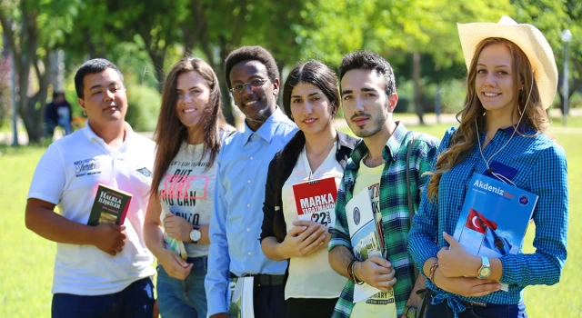 Yabancı öğrenciler parası neyse veriyor; İstediği bölümü, sınavsız okuyor