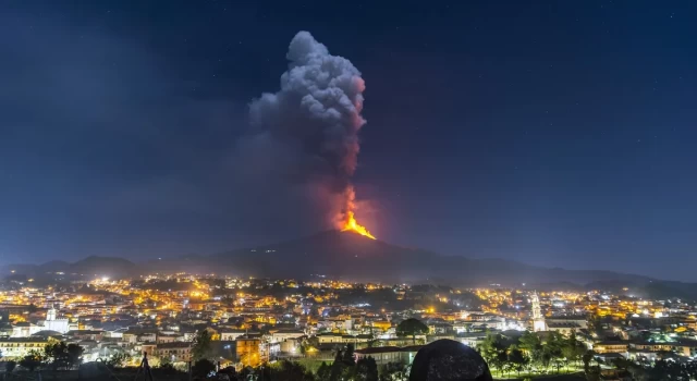 Etna Yanardağı yeniden faaliyete geçti