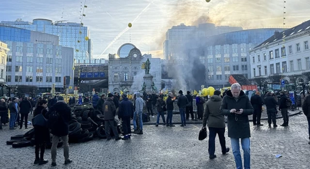 Çiftçiler Avrupa Parlamentosu'nun önünde protesto düzenledi