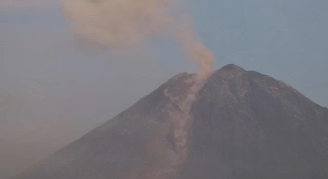 Endonezya'daki Semeru Yanardağı patladı