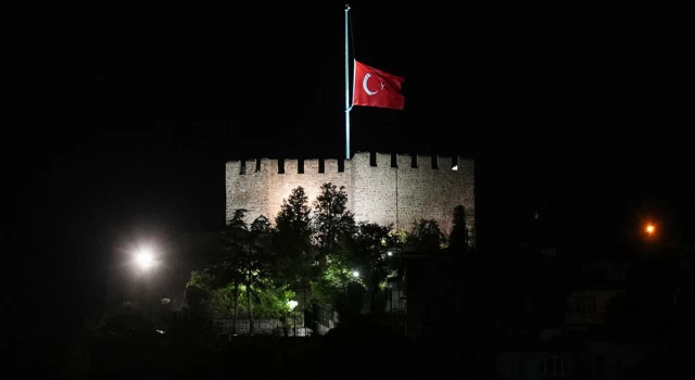 Ulusal yas nedeniyle bayraklar 1 günlüğüne yarıya indirildi