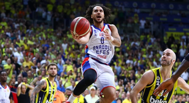 Anadolu Efes son saniyede Fenerbahçe Beko'yu devirdi; seriyi 2-1'e taşıdı