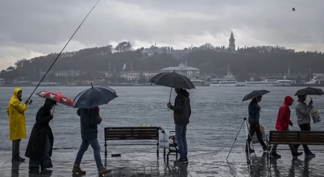 İstanbul’da beklenen sağanak yağış başladı