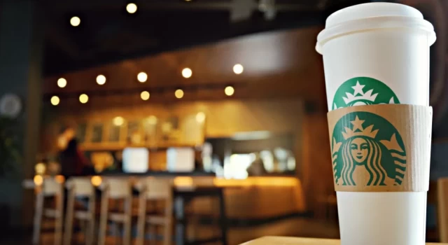 Kahve zinciri Starbucks en zor dönemlerinden birini yaşıyor