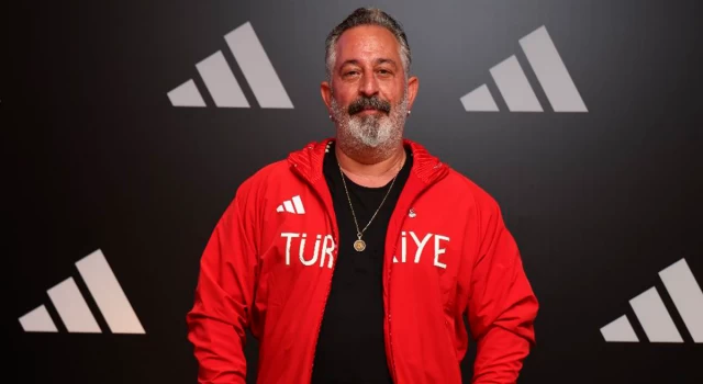 Adidas'ın Olimpiyat sporcularımız için hazırladığı koleksiyonu Cem Yılmaz tanıttı