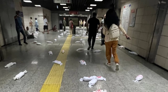 İsrail, Marmaray’ın Sirkeci durağında “kanlı bebek kefenleriyle” protesto edildi