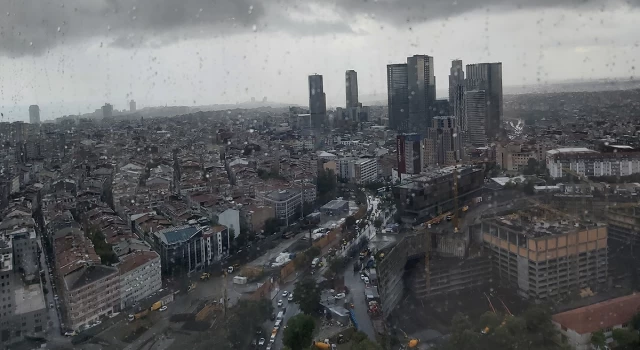 İstanbul beklenen sağanak yağışla ıslandı