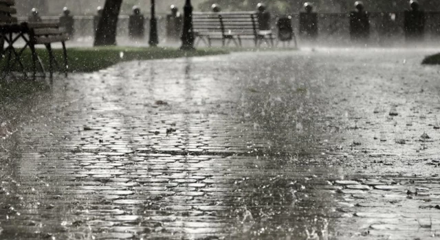 İstanbullular dikkat! Saat verildi: Meteoroloji'den kuvvetli yağış uyarısı