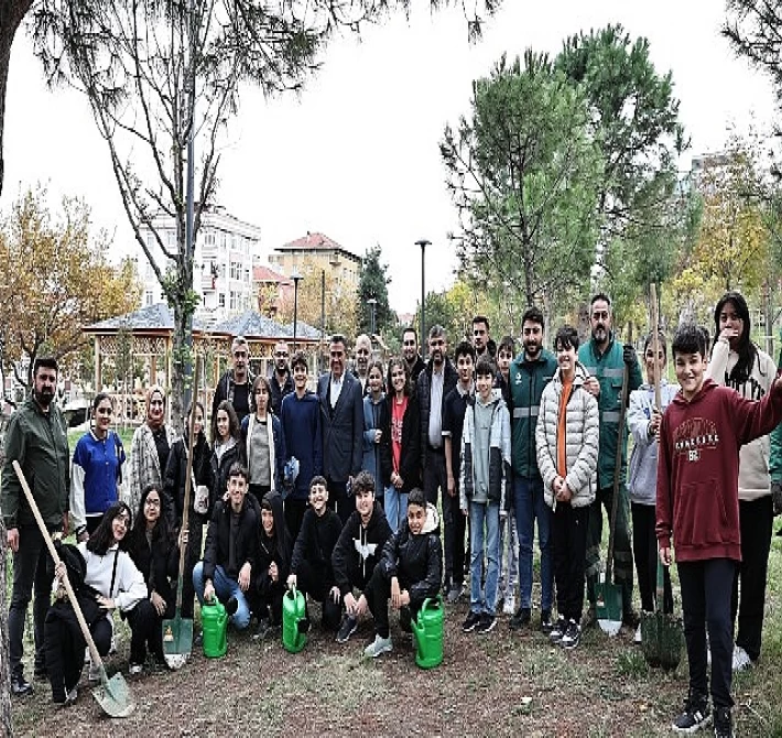 ”Millet Bahçesi’ne 30 fıstık çamı dikildi”