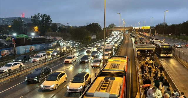 İstanbul’da akşam saatlerinde trafik yoğunluğu yüzde 90’a ulaştı 