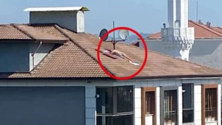 Çatıda çırılçıplak uzanıyordu! Polis sirenini duyar duymaz kaçtı