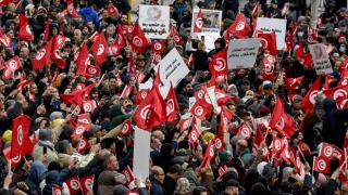 Tunus, protesto gerçekleştiren 17 bin öğretmeni maaşlarını keserek cezalandırdı