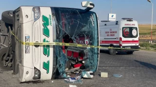 Şanlıurfa'da yolcu otobüsü devrildi: 2 ölü, 25 yaralı