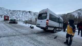 Sivas'ta yolcu minibüsü ile hafif ticari aracın çarpıştığı kazada 16 kişi yaralandı