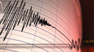 Endonezya'da 6,1 büyüklüğünde deprem