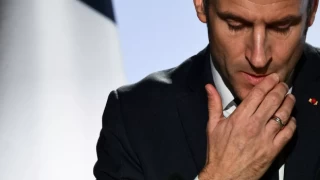 Macron, yenilgiye rağmen istifa etmeyeceğini duyurdu