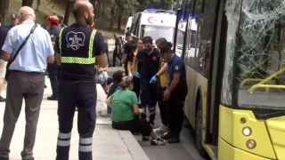 İstanbul'da üst geçide çarpan tır, yanından geçen İETT otobüsünün üzerine devrildi