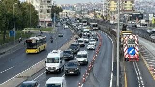 Metrobüs hattındaki ”Beyaz Yol” çalışması, İstanbul’da trafiği felç etti