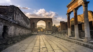 Pompei Antik Kenti’nin duvarına yazı yazan turist 60 bin euro cezaya çarptırıldı