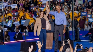 Kamala Harris ve Obama, Georgia mitinginde ilk kez aynı sahneyi paylaştılar