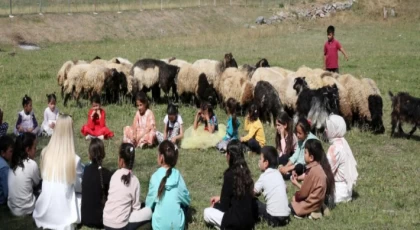 Bitlis Hizan’da öğrenciler doğada ders yapıyor