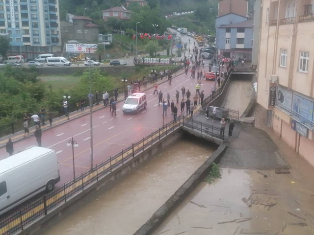 Kastamonu'nun Abana ilçesinde sel nedeniyle ev ve iş yerlerini su bastı