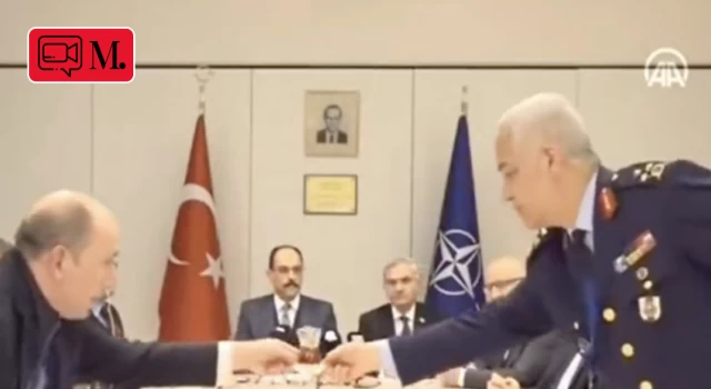 NATO zirvesinde, Korgeneral boş bardakları topladı